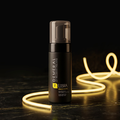 immagine prodotto Frizzante, in un flacone per mousse, etichetta nera con degli elementi gialli. Poggia su sfondo nero con dei neon gialli